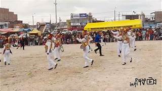 se percibe a una cuadrilla de negritos ,demostrando energía y fuerza en cada uno de los pasos ,se ve la diferencia del color de camisa ,el color de camisa se distingue por el puesto de cada bailarín.